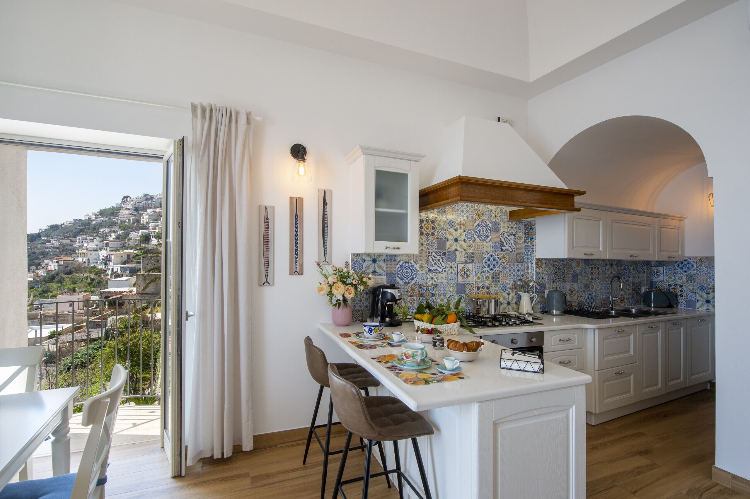 Kylskåp, ugn, diskmaskin och kaffe- och tebryggare