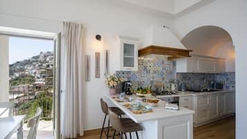 KĂŒhlschrank, Ofen, GeschirrspĂŒler, Wasserkocher mit Kaffee-/Teezubehör