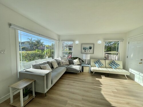 A Gem! Executive Brand New Entire House close to Westfield & Apple Campus