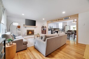TV, fireplace, table tennis - Lakefront | Dock | Hot Tub | Fire Pit | Game Rm (Pocono Summit)