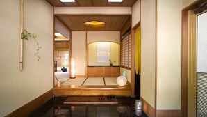 A traditional Japanese interior with tatami flooring, a shoji screen, and a wooden ceiling. - Yuwaku Onsen Sakaeya Ryokan (Kanazawa)