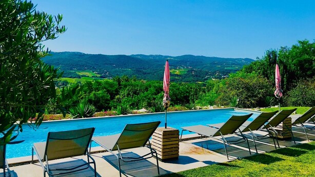 A poolside area with lounge chairs and umbrellas, overlooking a scenic landscape with hills and a clear sky. - VILLA_DE_VACANCES_LA_PINATTE (Saint-Péray)