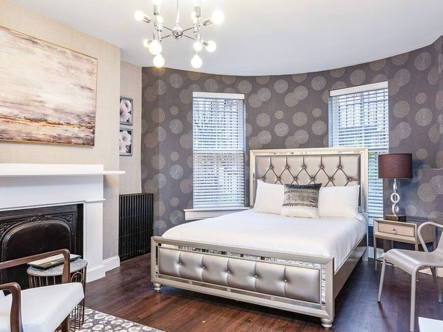 Meja kerja, ruang kerja ramah laptop, Wi-Fi gratis, dan seprai linen