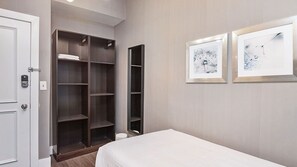 Desk, laptop workspace, free WiFi, bed sheets - Bay Village Suites (Boston)