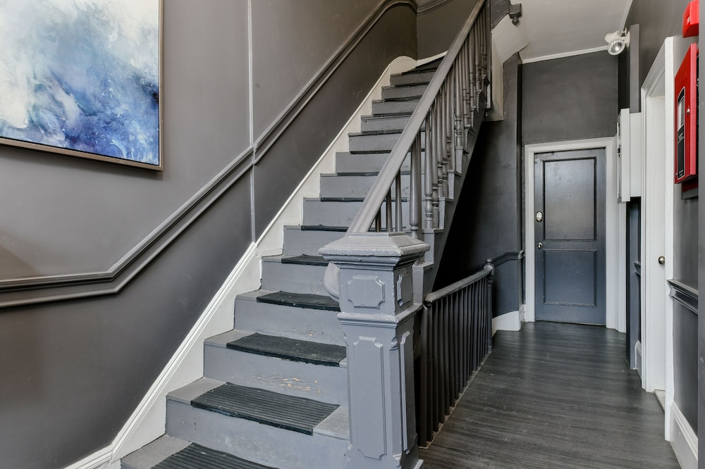 Rooms At Premier Suites Bay Village