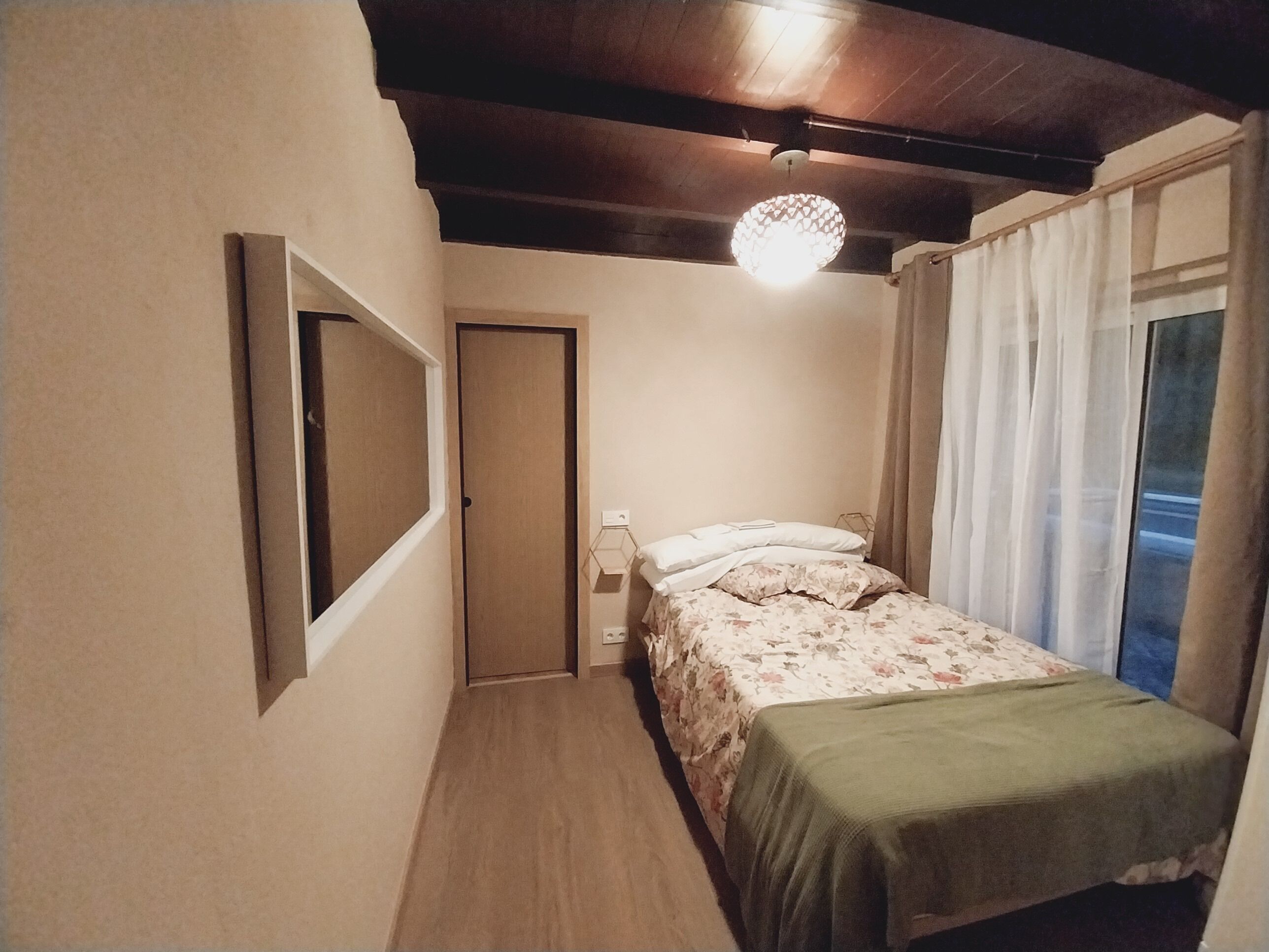 3 bedrooms, internet, bed sheets