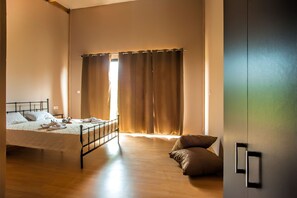 1 slaapkamer, een strijkplank/strijkijzer, reisbedje, gratis wifi