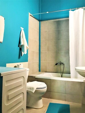 Een haardroger, handdoeken, toiletpapier