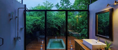 Douche, douche à « effet pluie », articles de toilette gratuits
