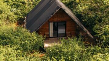 Laptop workspace, free cots/infant beds, bed sheets