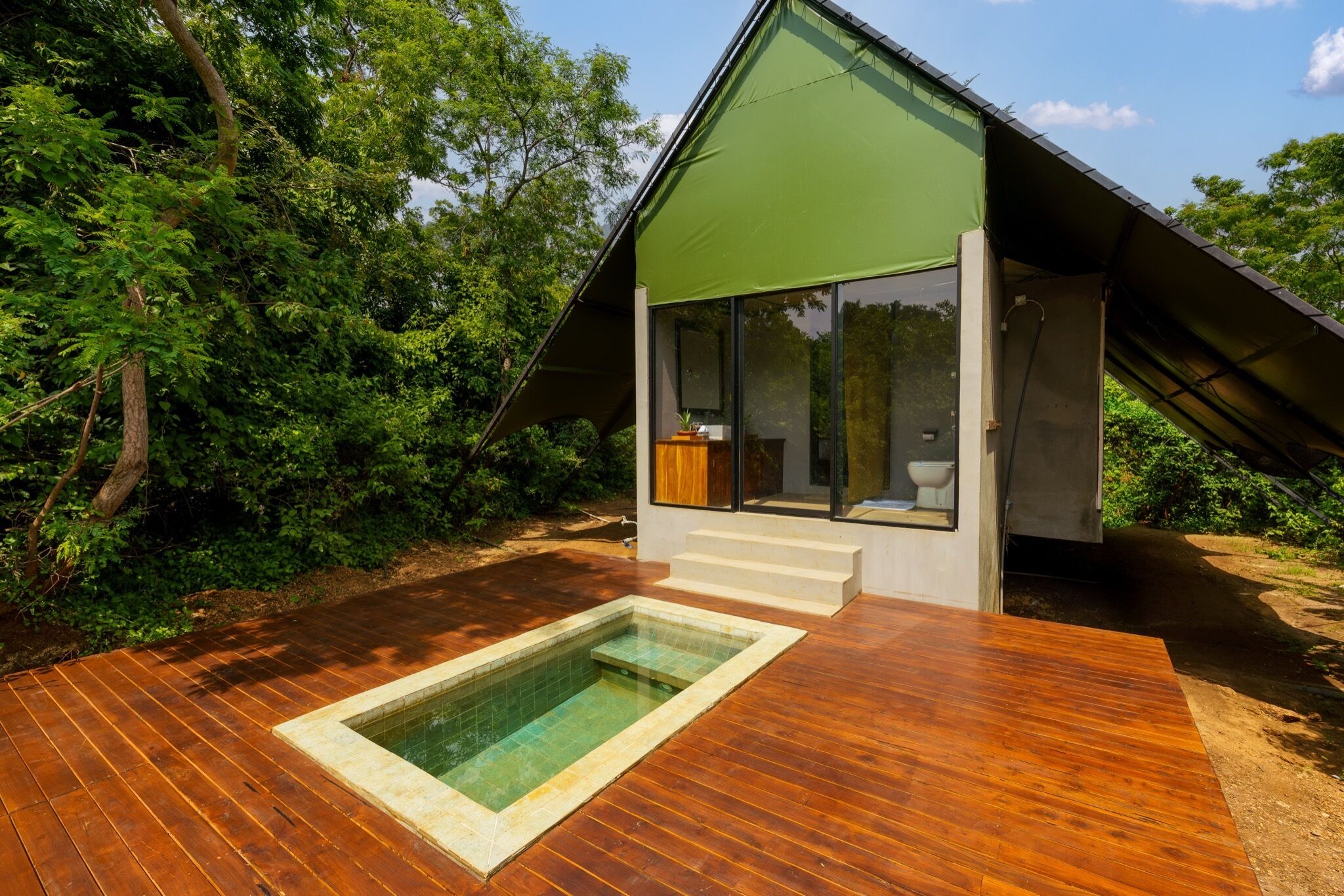 Deluxe Double Room | Bathroom | Shower, rainfall showerhead, free toiletries, towels