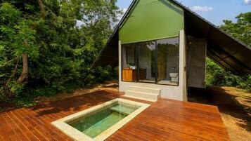 Deluxe Double Room | Bathroom | Shower, rainfall showerhead, free toiletries, towels