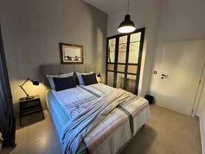 1 habitación, tabla de planchar con plancha, wifi gratis y ropa de cama