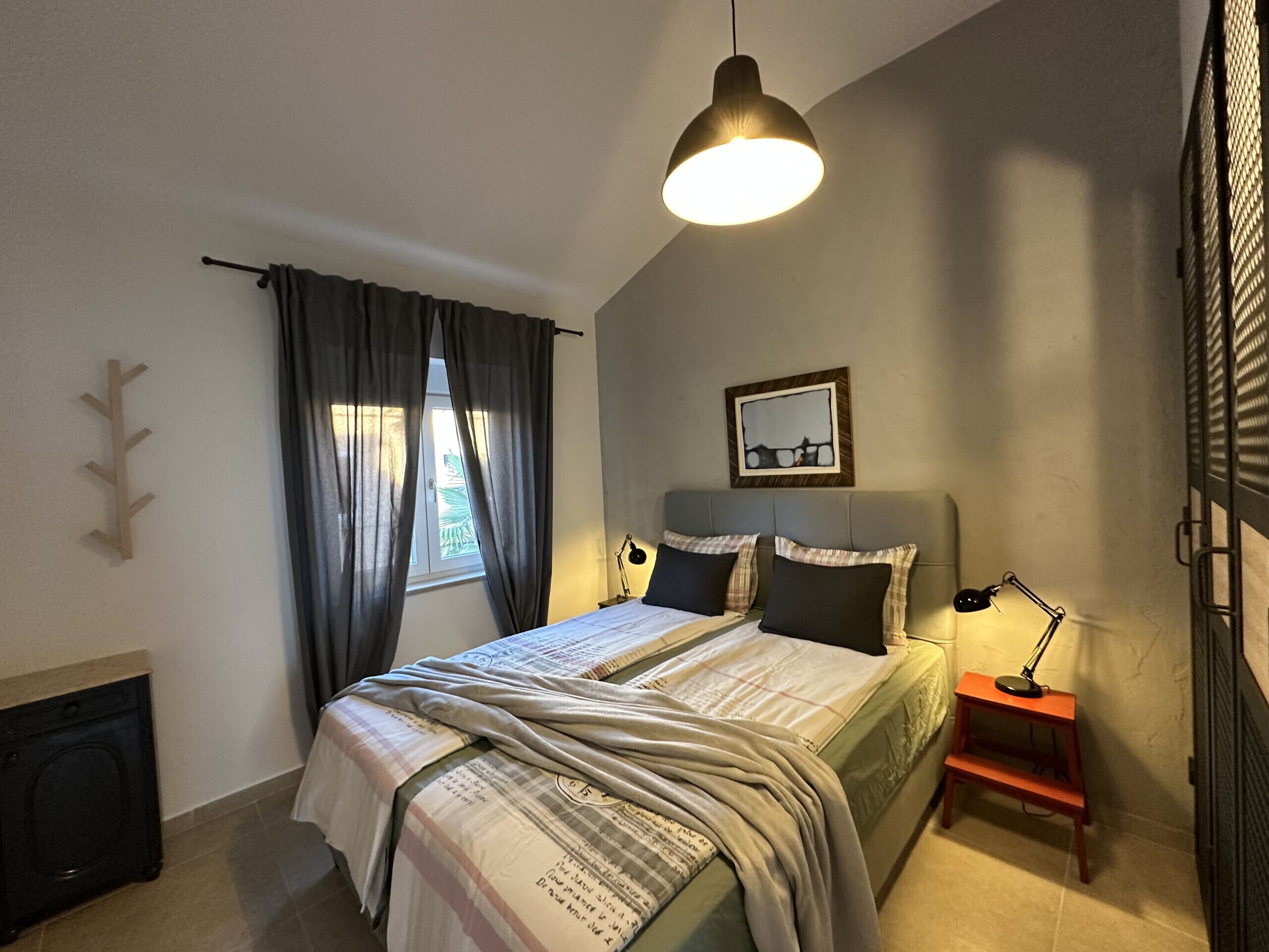 1 slaapkamer, een strijkplank/strijkijzer, gratis wifi, beddengoed