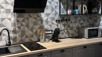 Fridge, microwave, dishwasher, coffee/tea maker