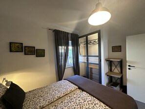 1 habitación, tabla de planchar con plancha, wifi gratis y ropa de cama 