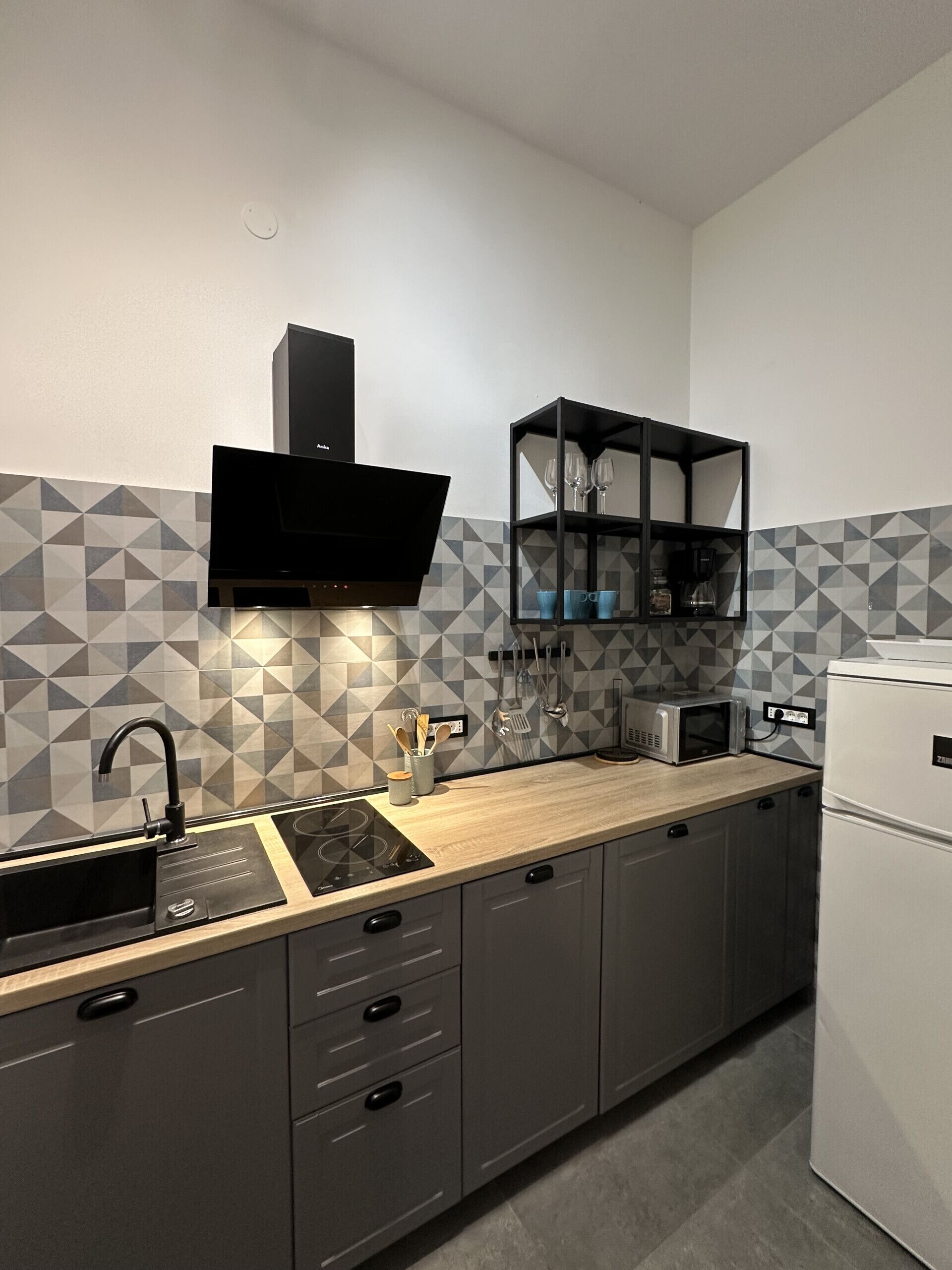 Een koelkast, een microgolfoven, een vaatwasser