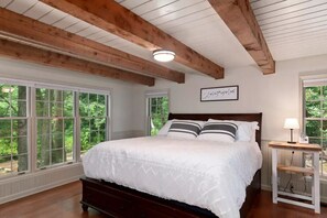 4 makuuhuonetta, silitysrauta/-lauta, vauvan matkasänky, internet