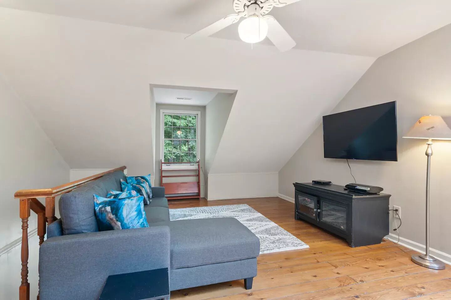 Stunning Farmhouse • Log Cabin • RIVER!