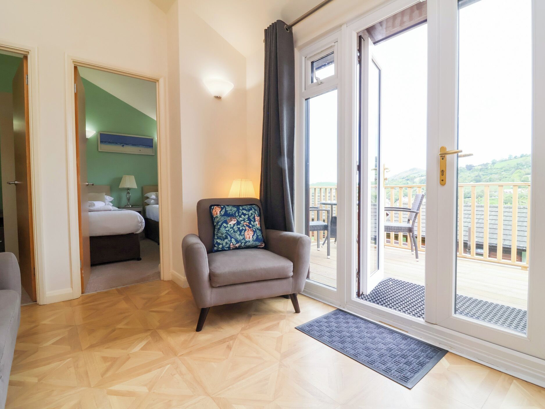 2 عدّة غرف نوم وبديكورات فريدة لكل غرفة وطراز فريد لكل وحدة