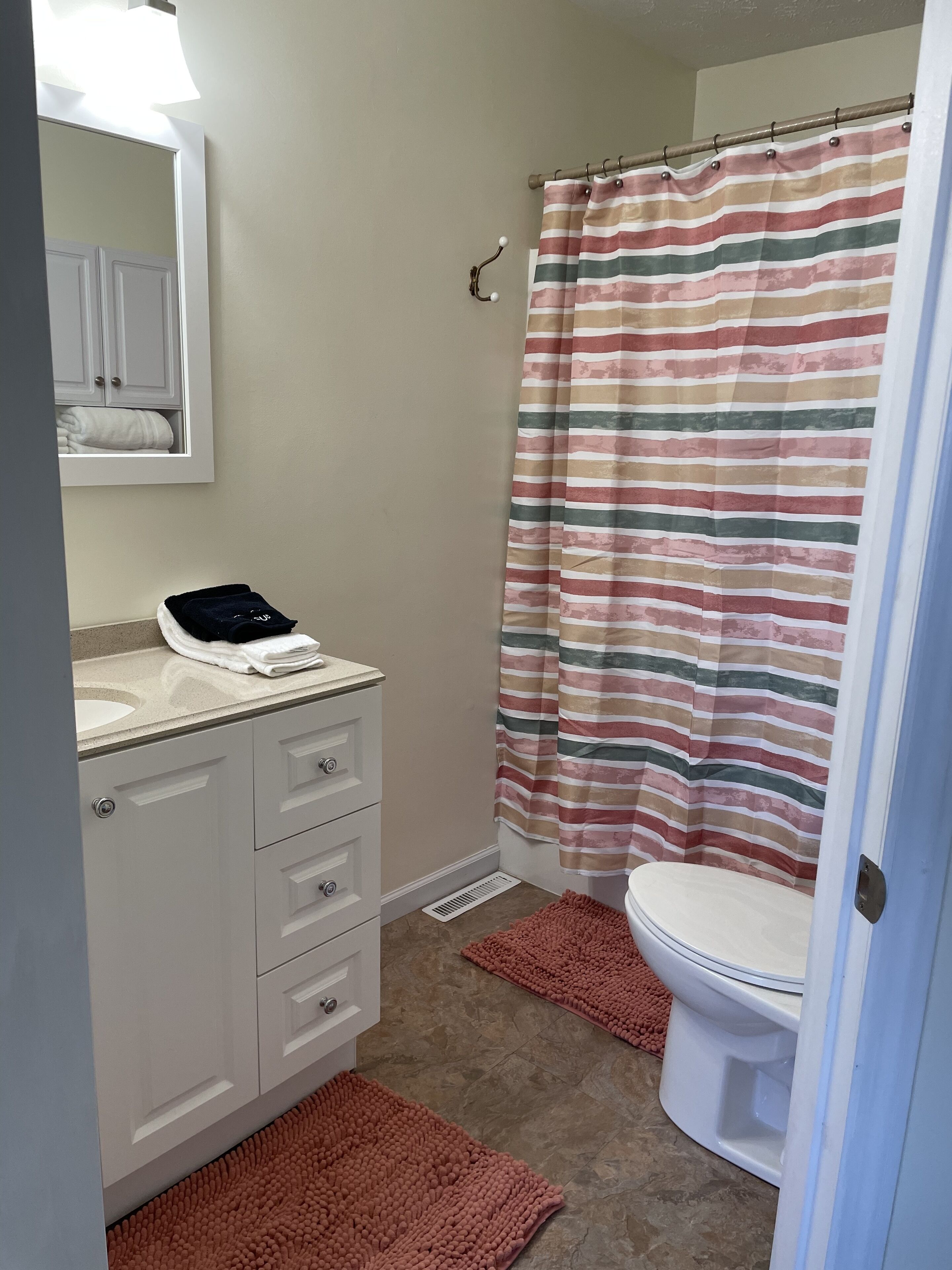 Cozy escape minutes from The Ark!