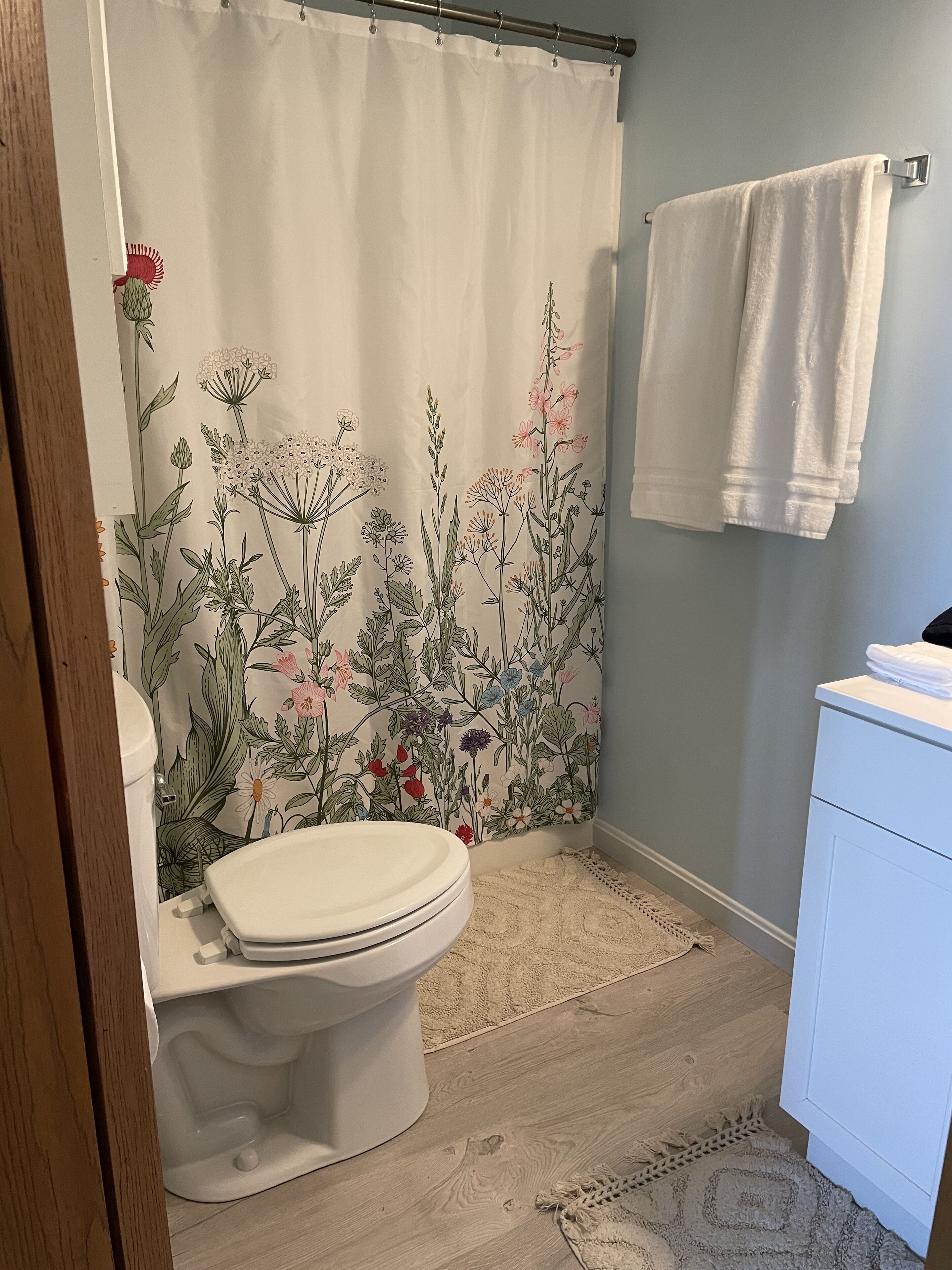 Cozy escape minutes from The Ark!