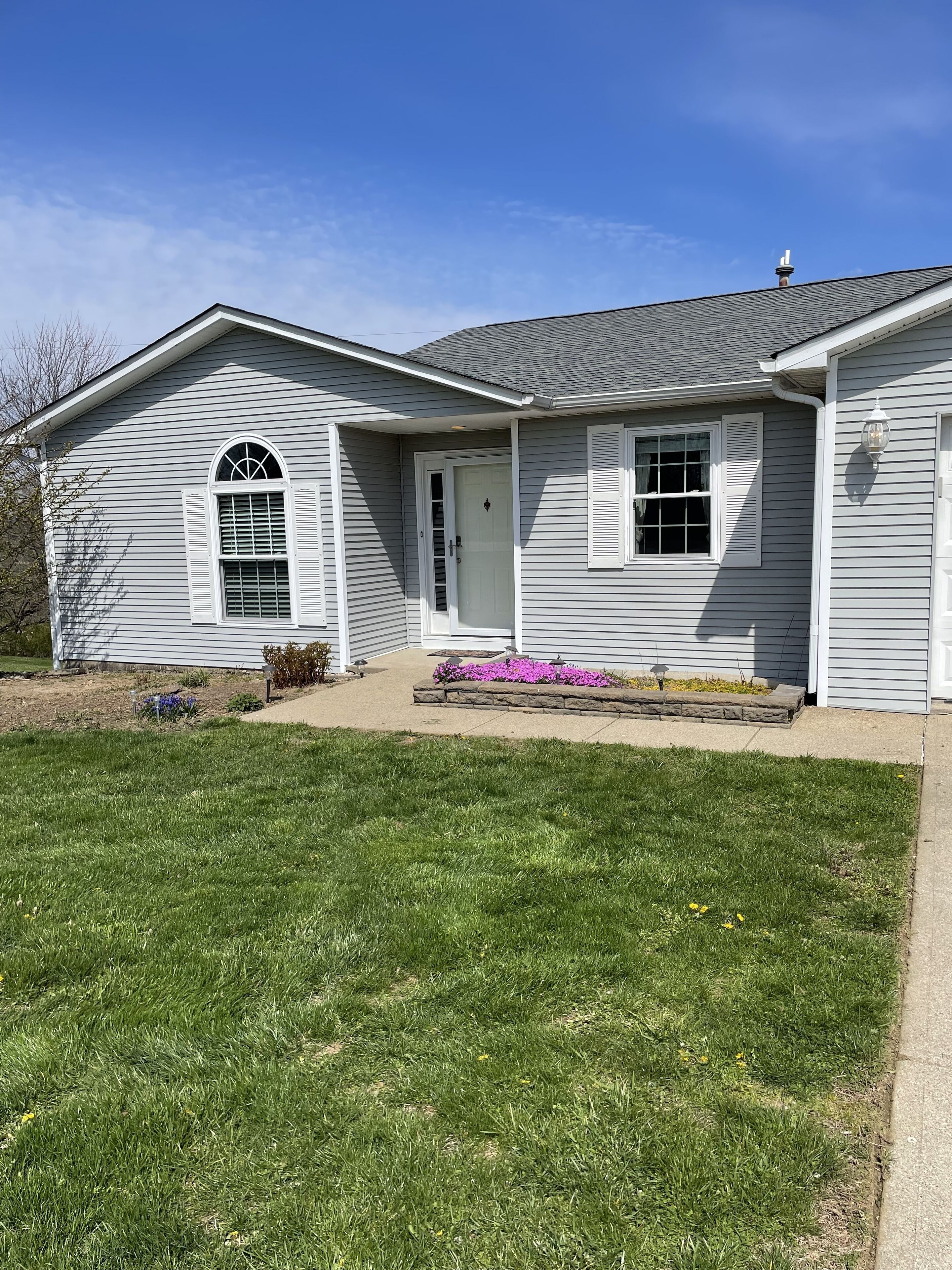 Cozy escape minutes from The Ark!