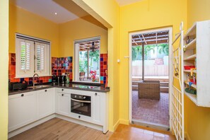 Fridge, oven, stovetop, dishwasher - Historical city villa in Otrobanda with private pool (Willemstad)