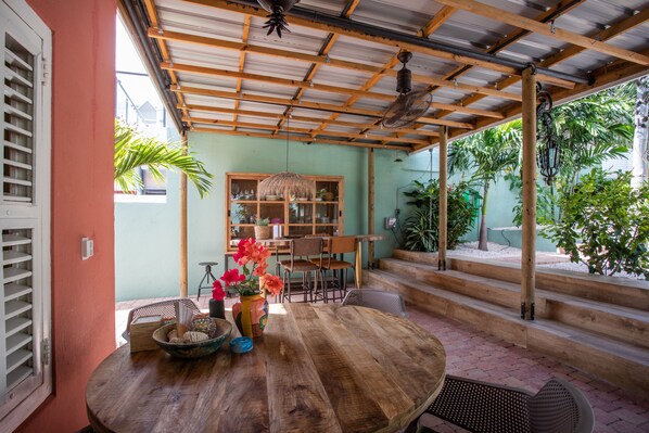 Outdoor dining - Historical city villa in Otrobanda with private pool (Willemstad)