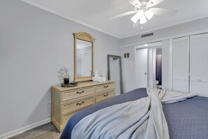 2 soverom, skrivebord, strykejern/-brett og reiseseng for barn