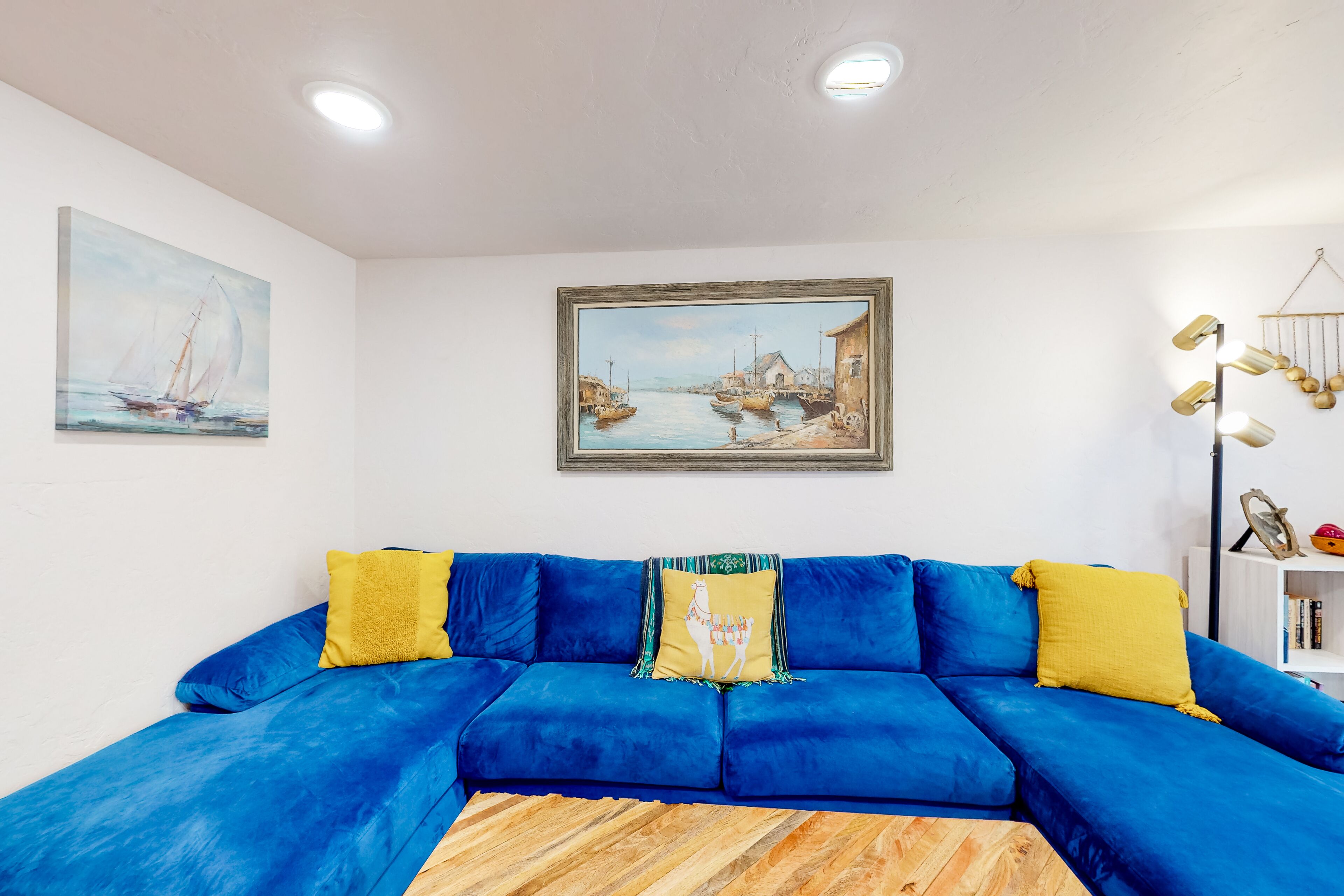 Comforting, dog-friendly cottage with yard, forest views, kitchen & washer/dryer