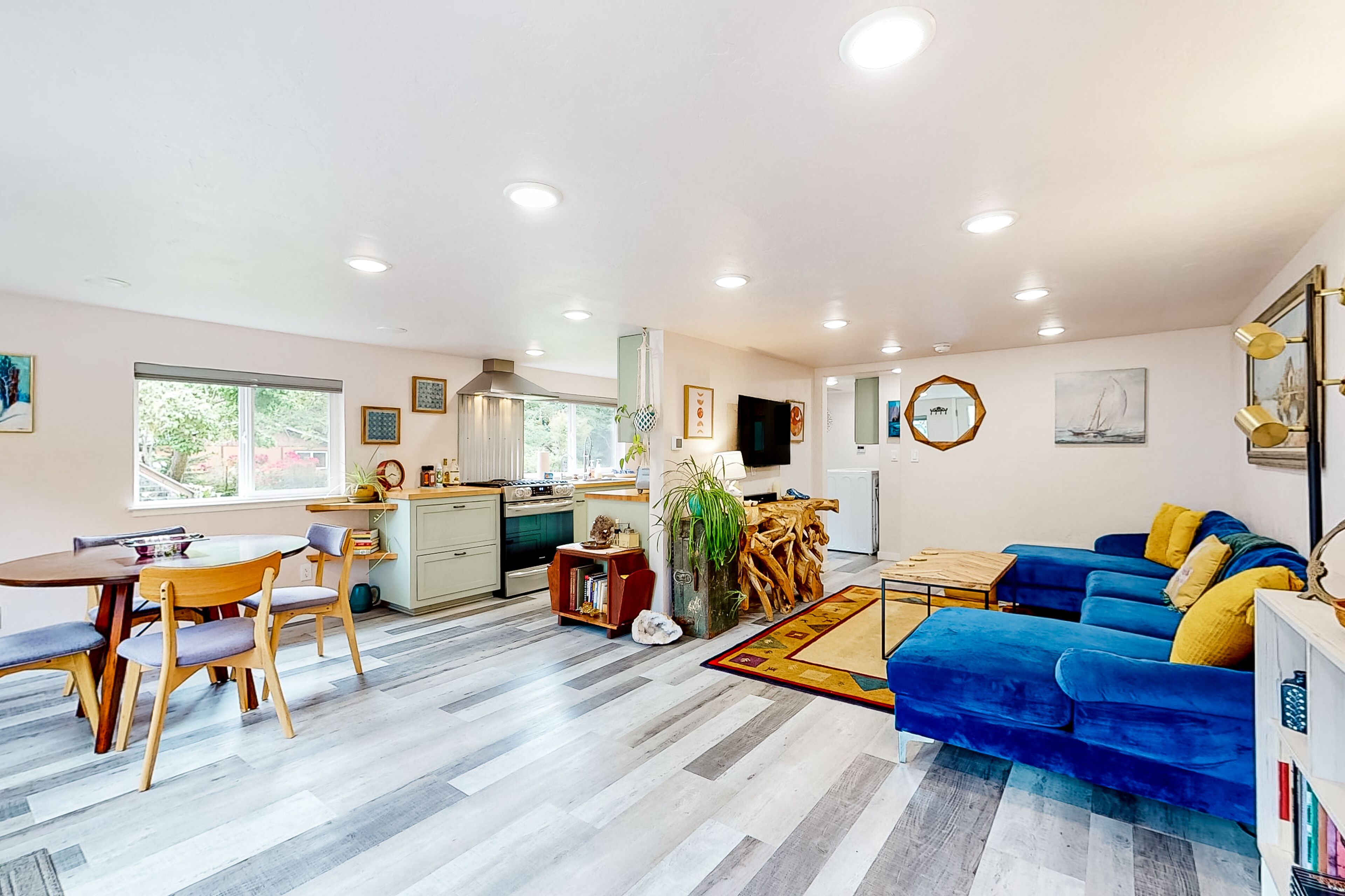 Comforting, dog-friendly cottage with yard, forest views, kitchen & washer/dryer