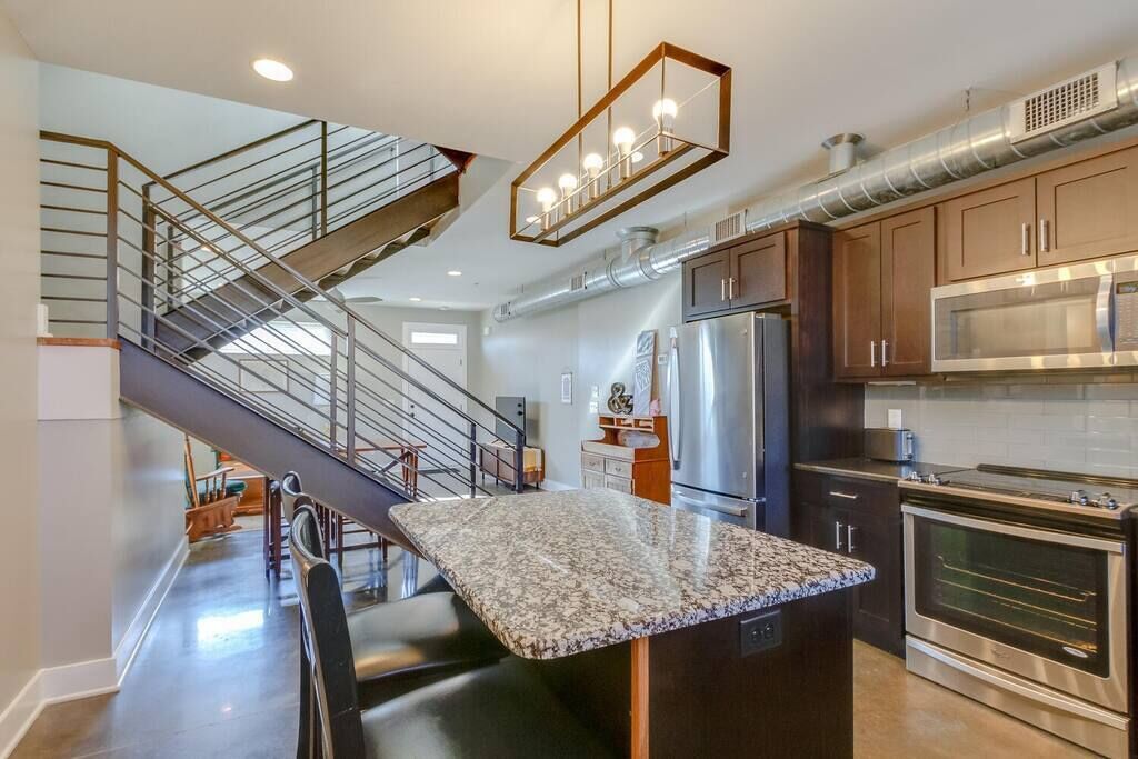 Rooftop Loungin' 2bd/2.5 ba in East Nashville! Parking! 10 min-> Downtown!