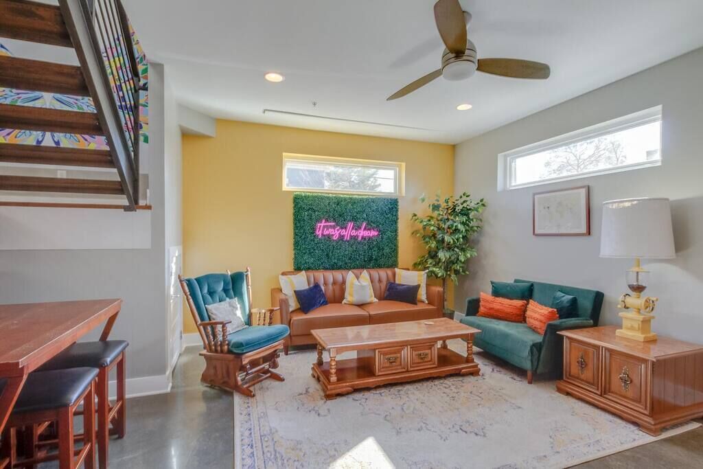 Rooftop Loungin' 2bd/2.5 ba in East Nashville! Parking! 10 min-> Downtown!