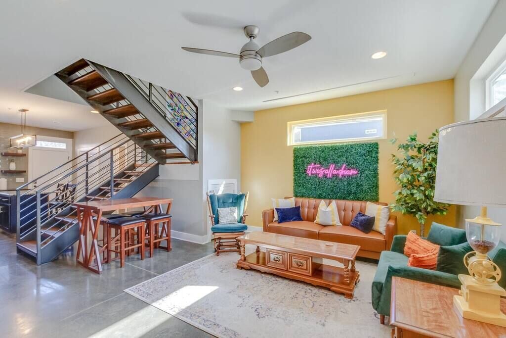 Rooftop Loungin' 2bd/2.5 ba in East Nashville! Parking! 10 min-> Downtown!