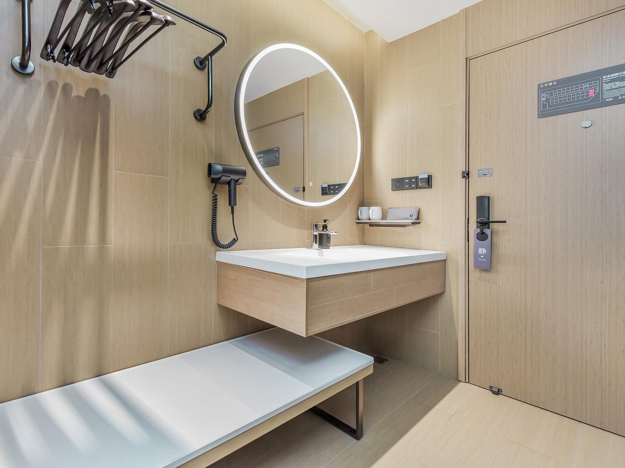 Ein modernes Badezimmer mit Waschtisch, Spiegel, Handtuchhalter und Toilette.