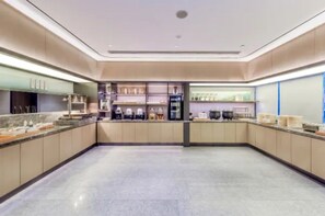 Une cuisine moderne dotée d’un îlot central, d’appareils électroménagers intégrés et d’un design épuré et minimaliste.