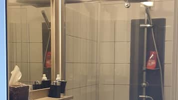 Sèche-cheveux, serviettes fournies, savon, shampoing