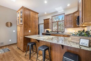 冷蔵庫、電子レンジ、オーブン、コンロ