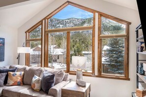 TV, fireplace - 3 Kings Summit- Family Friendly, Close to RMNP, King Beds, Views, A/C! (Estes Park)