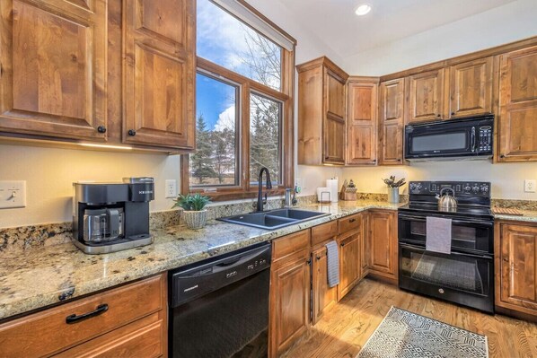 Fridge, microwave, oven, stovetop - 3 Kings Summit- Family Friendly, Close to RMNP, King Beds, Views, A/C! (Estes Park)