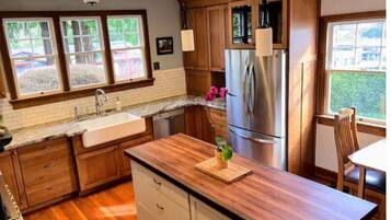 Kylskåp, mikrovågsugn, ugn och spishäll