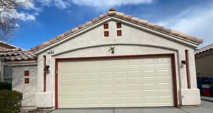 Pet Friendly! GREAT SPECIALS! 3-Bedrooms, Quiet and 13 min to The Strip!