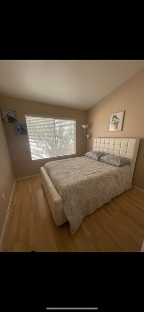 3 bedrooms, desk, iron/ironing board, free WiFi - GREAT SPECIALS! Pet Friendly & Stay Free, 3-Bedrooms, and 13 min to The Strip! (Las Vegas)