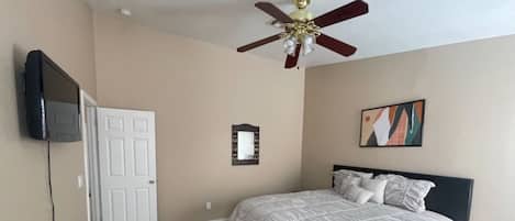 3 habitaciones, escritorio, tabla de planchar con plancha y wifi gratis
