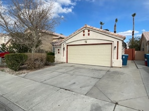 Exterior - GREAT SPECIALS! Pet Friendly & Stay Free, 3-Bedrooms, and 13 min to The Strip! (Las Vegas)