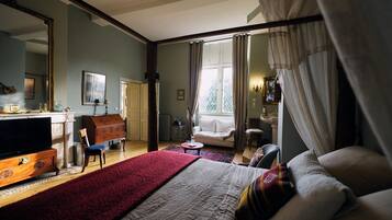 Romantic Double Room | Individually decorated, individually furnished, iron/ironing board