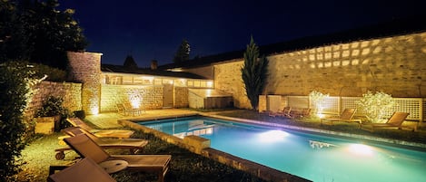 Una piscina al aire libre de temporada
