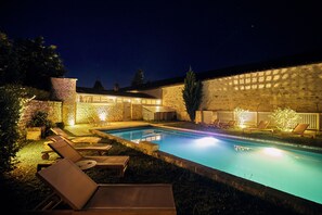 Una piscina al aire libre de temporada
