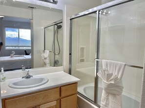 Dusche, Haartrockner, Handtücher, Toilettenpapier